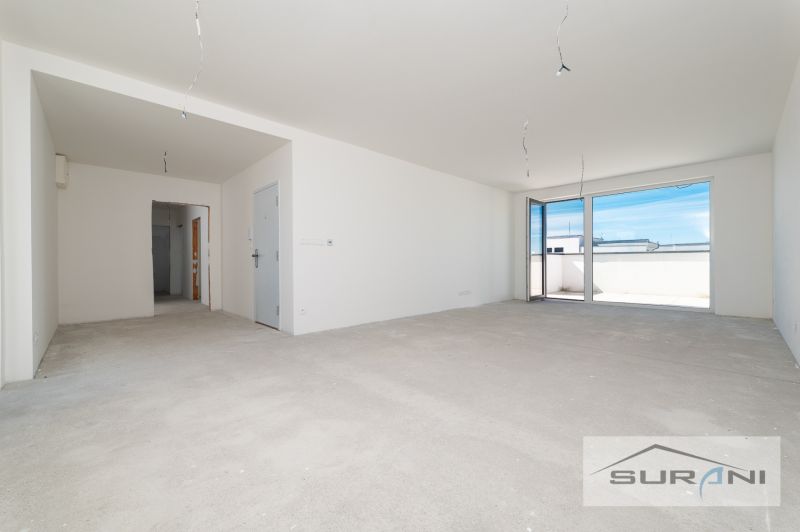 Nový 3-izbový byt 82 m² | Terasa 97 m² | Mesačná ulica | Hviezdoslavov - Prázdna miestnosť v 3-izbovom byte s veľkým oknom a s terasou.