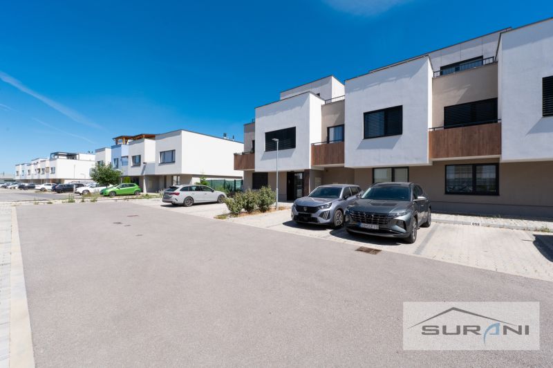 Nový 3-izbový byt 82 m² | Terasa 97 m² | Mesačná ulica | Hviezdoslavov - Radové domy na Mesačnej ulici v Hviezdoslavove s parkovacími miestami.