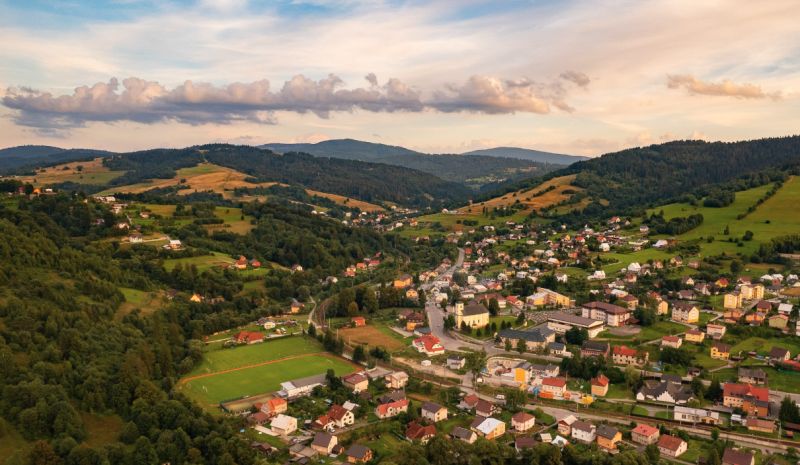 Skalité – 6.300 m2 ORNÁ PÔDA v pozemkových úpravách - Panoráma dediny Skalité s poľnohospodárskymi a lesnými pozemkami v malebnej prírode.