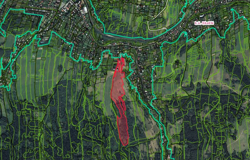 Skalité – 6.300 m2 ORNÁ PÔDA v pozemkových úpravách - Letecký pohľad na polia a lesy v Skalitom, zobrazujúci poľnohospodárske a lesné pozemky.