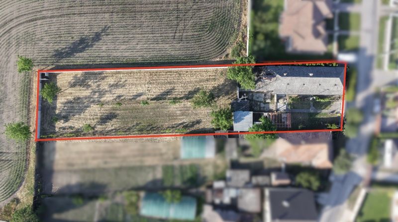 Rodinný dom s veľkým pozemkom v meste Nesvady  - Letecký pohľad na areál rodinného domu v Nesvadoch s priľahlým pozemkom.