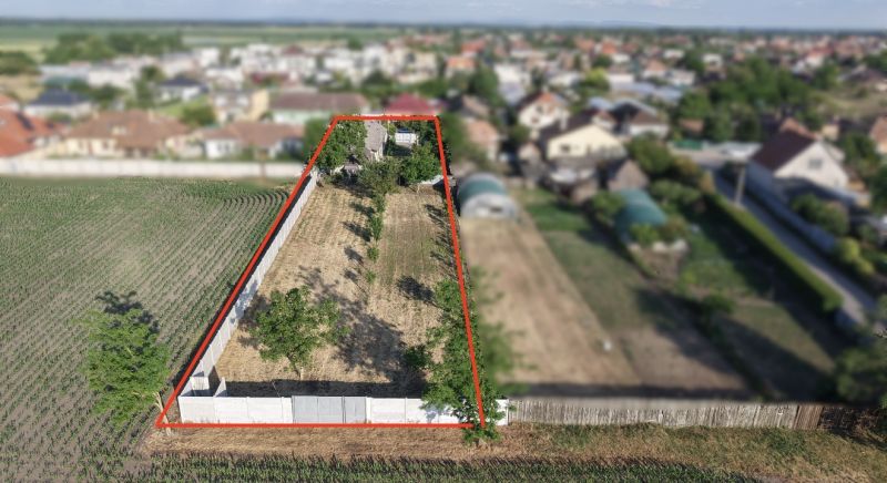 Rodinný dom s veľkým pozemkom v meste Nesvady  - Letecký pohľad na pozemok a rodinný dom v Nesvadoch s vidieckym prostredím.