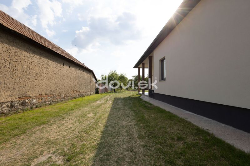 MODERNÝ 4-IZBOVÝ BUNGALOV | ZEMPLÍNSKA ŠIROKÁ - Pohľad na dvor rodinného domu v Zemplínskej Širokej s trávnatým porastom.