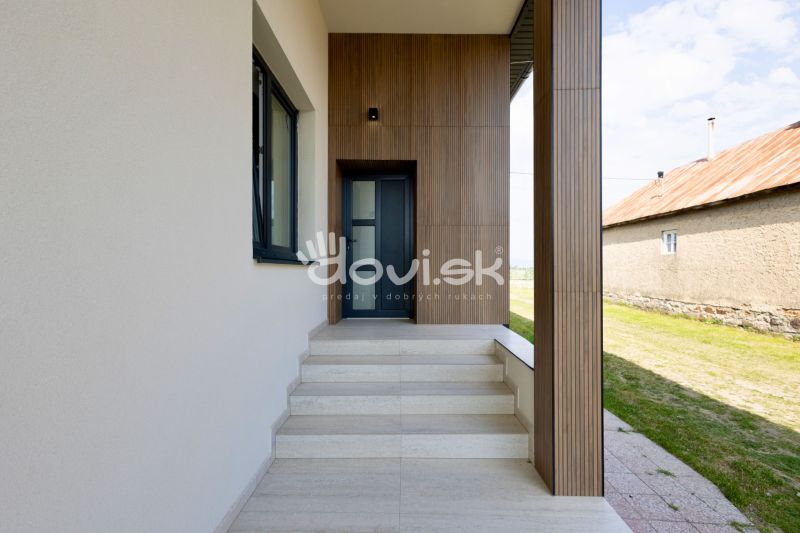 MODERNÝ 4-IZBOVÝ BUNGALOV | ZEMPLÍNSKA ŠIROKÁ - Vstupný priestor v rodinnom dome v Zemplínskej Širokej s dreveným dekorom fasády.