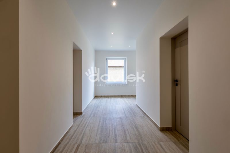 MODERNÝ 4-IZBOVÝ BUNGALOV | ZEMPLÍNSKA ŠIROKÁ - Chodba v rodinnom dome s podlahou s dreveným dekorom a oknom na konci.