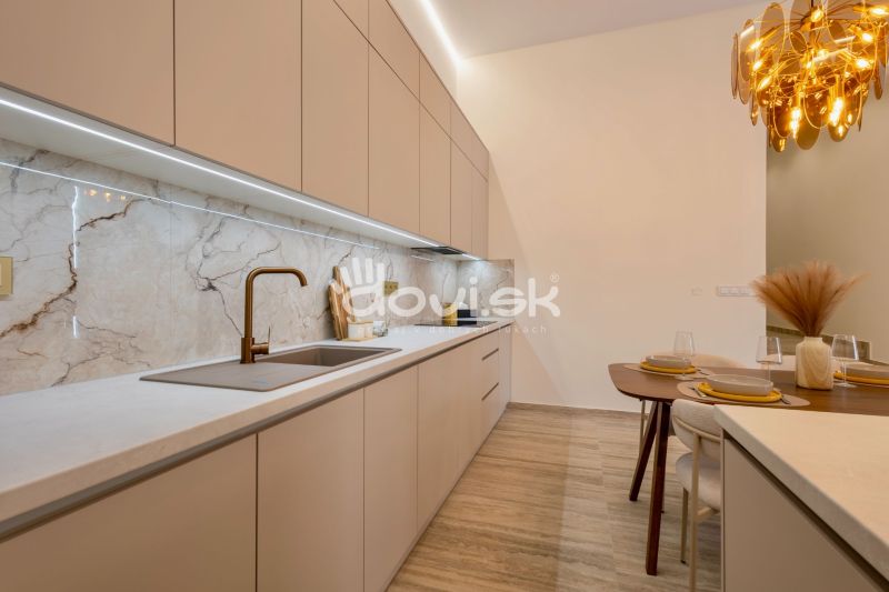 MODERNÝ 4-IZBOVÝ BUNGALOV | ZEMPLÍNSKA ŠIROKÁ - Kuchyňa s elegantnou pracovnou doskou, moderným drezom a dekoratívnym osvetlením v Rodinnom dome.