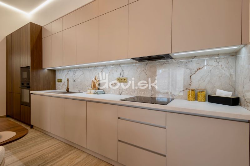MODERNÝ 4-IZBOVÝ BUNGALOV | ZEMPLÍNSKA ŠIROKÁ - Kuchyňa v rodinnom dome s dreveným dekorom a mramorovým obkladom.