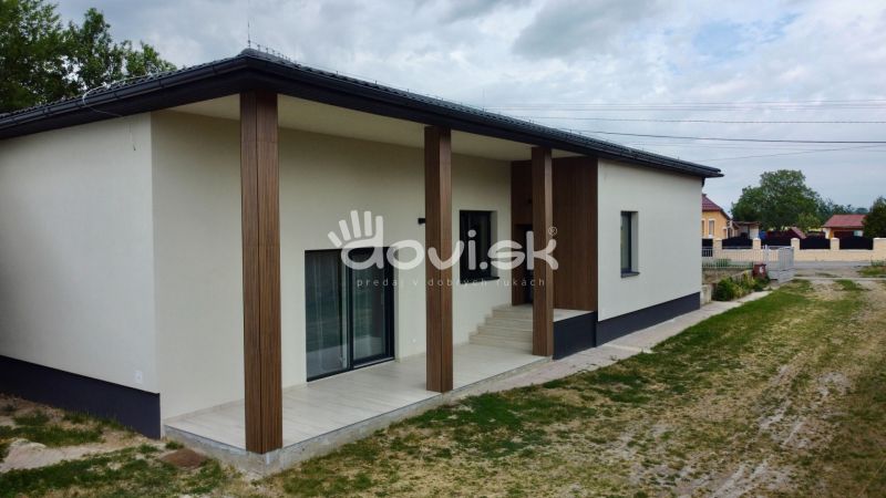 MODERNÝ 4-IZBOVÝ BUNGALOV | ZEMPLÍNSKA ŠIROKÁ - Rodinný dom v Zemplínskej Širokej s drevenými stĺpmi a terasou.