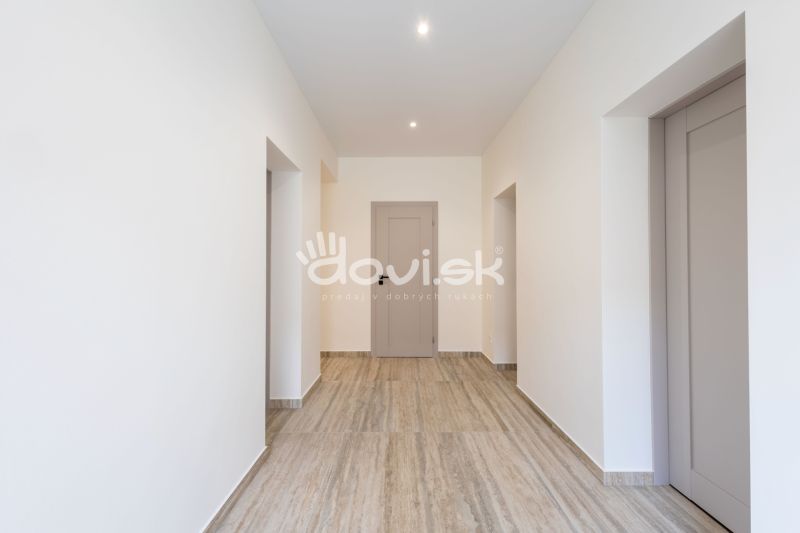 MODERNÝ 4-IZBOVÝ BUNGALOV | ZEMPLÍNSKA ŠIROKÁ - Chodba v rodinnom dome s podlahou s dreveným dekorom a bielymi stenami.