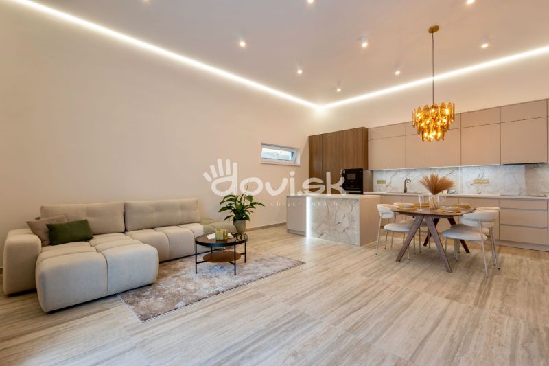 MODERNÝ 4-IZBOVÝ BUNGALOV | ZEMPLÍNSKA ŠIROKÁ - Interiér rodinného domu s otvorenou kuchyňou, sedacou súpravou a podlahou s dreveným dekorom.