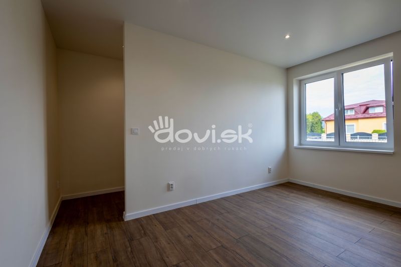 MODERNÝ 4-IZBOVÝ BUNGALOV | ZEMPLÍNSKA ŠIROKÁ - Izba v rodinnom dome s podlahou s dreveným dekorom a veľkým oknom.