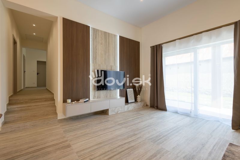 MODERNÝ 4-IZBOVÝ BUNGALOV | ZEMPLÍNSKA ŠIROKÁ - Obývacia izba v rodinnom dome s podlahou s dreveným dekorom a televíziou na stene.
