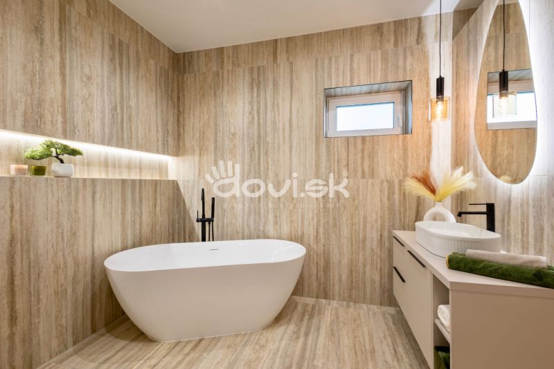 MODERNÝ 4-IZBOVÝ BUNGALOV | ZEMPLÍNSKA ŠIROKÁ - Kúpeľňa v rodinnom dome s voľne stojacou vaňou, dreveným dekorom a závesným osvetlením.