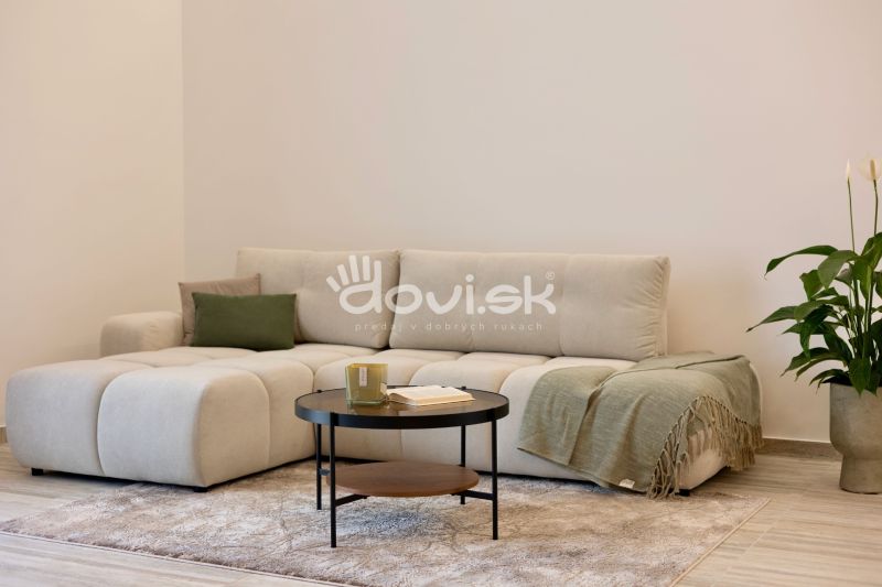 MODERNÝ 4-IZBOVÝ BUNGALOV | ZEMPLÍNSKA ŠIROKÁ - Svetlý interiér s pohodlnou sedačkou, konferenčným stolíkom a podlahou s dreveným dekorom.