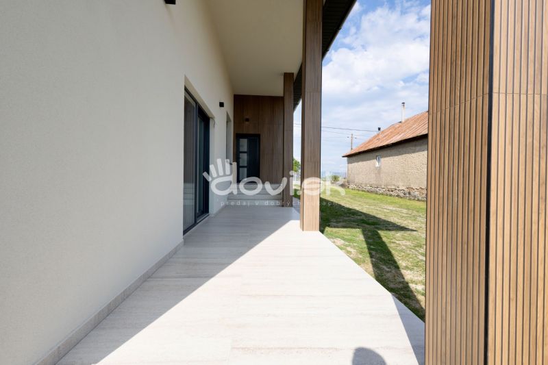 MODERNÝ 4-IZBOVÝ BUNGALOV | ZEMPLÍNSKA ŠIROKÁ - Rodinný dom v Zemplínskej Širokej s terasou a modernými drevenými prvkami.