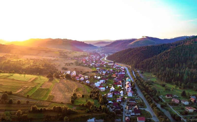 Nová Bystrica – 8.500 m2 ORNÁ PÔDA - Krajina v okolí Novej Bystrice s poľnohospodárskymi a lesnými pozemkami pri západe slnka.