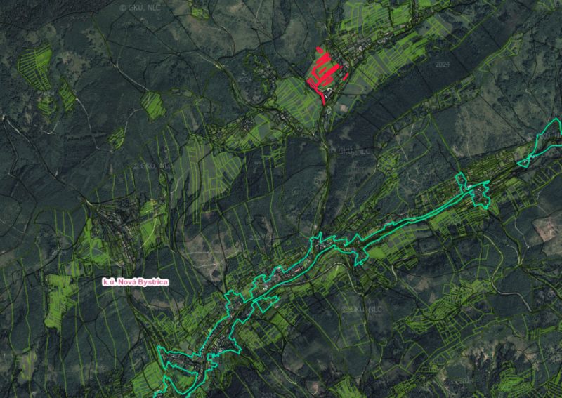 Nová Bystrica – 8.500 m2 ORNÁ PÔDA - Poľnohospodárske a lesné pozemky v okolí Novej Bystrice, viditeľné na satelitnom snímku.