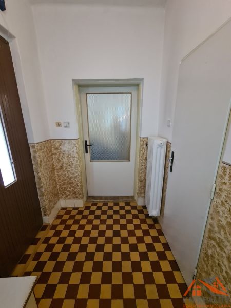 Na predaj rodinný dom Dulovce ! - Dlažba so šachovnicovým vzorom v interiéri rodinného domu s bielymi stenami.