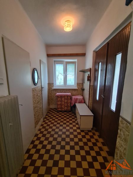 Na predaj rodinný dom Dulovce ! - Chodba s dlažbou v rodinnom dome, svetelný zdroj, úložný priestor, radiátor.