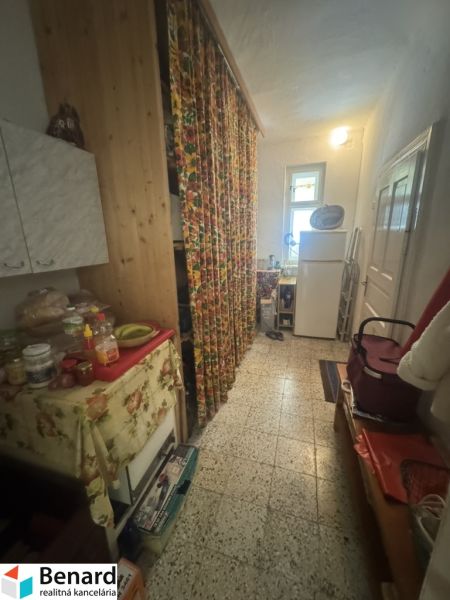 Rodinný dom Orlov - na predaj  - Chodba v rodinnom dome s pestrými závesmi a kuchynským nábytkom.