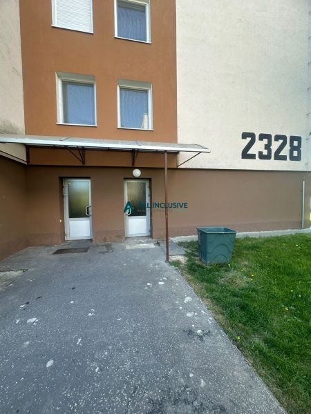 Rezervovaný - Na predaj priestranný 2-izbový byt v Topoľčanoch - Vchod do bytového domu na Pavla Országha Hviezdoslava v Topoľčanoch, vhodný pre 2-izbový byt.