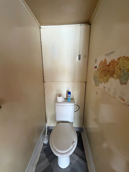 3 izbový byt s balkónom v meste Levice - Úzka toaleta s mapou na stene v 3-izbovom byte.