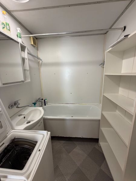 3 izbový byt s balkónom v meste Levice - Kúpeľňa v 3-izbovom byte s vaňou, umývadlom, práčkou a policovou skriňou.