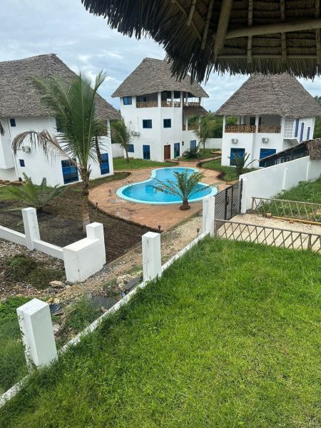Dom pri pláži s vlastnou studňou a bazénom - Zanzibar, Uroa O578ZL - Rodinné domy v Zanzibare s bazénom, palmami a trávnikom vytvárajú tropickú atmosféru.