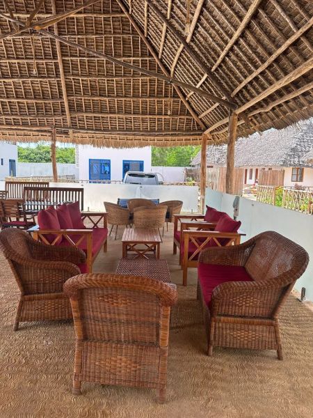 Dom pri pláži s vlastnou studňou a bazénom - Zanzibar, Uroa O578ZL - Zastrešená terasa s ratanovým nábytkom v Zanzibare ponúka rodinnému domu príjemné miesto na relax.