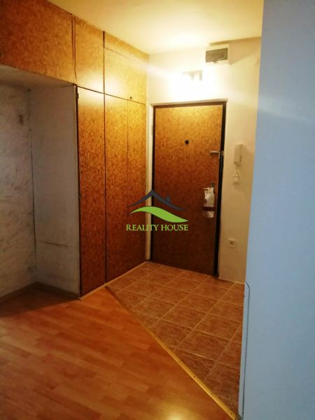 3 izbový byt na sidlisku Stráňany - Vstupná chodba s podlahou s dreveným dekorom v 3-izbovom byte so šatníkovými skriňami.