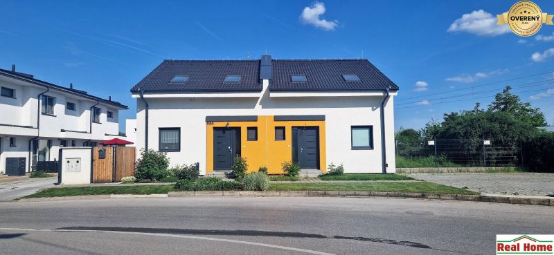SENEC-4 izb. byt v rodinnom dome priamo v Senci - Rodinný dom na Hviezdoslavovej ulici v Senci s farebným prvkom na fasáde.