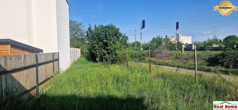 SENEC-4 izb. byt v rodinnom dome priamo v Senci - Dvory rodinných domov na Hviezdoslavovej ulici v Senci, oddelené železničnou traťou.