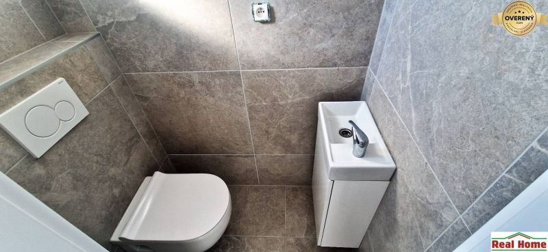 SENEC-4 izb. byt v rodinnom dome priamo v Senci - Toaleta s umývadlom v rodinnom dome, šedé obklady stien.