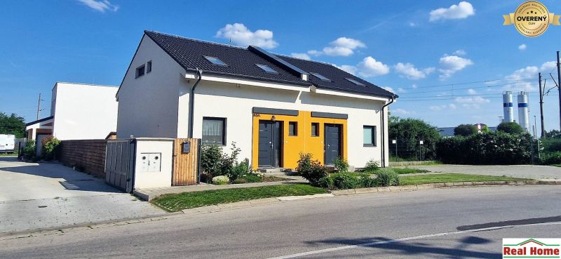 SENEC-4 izb. byt v rodinnom dome priamo v Senci - Rodinný dom na Hviezdoslavovej ulici v Senci s farebnou fasádou a záhradou.