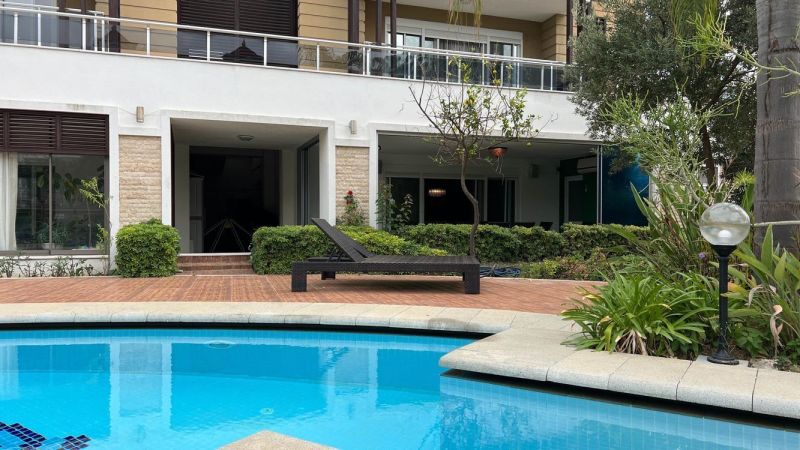 Exkluzívne na predaj Mezonetový apartmán Turecko- Side A205ZL - Bazén s lehátkom a záhradou pred zvláštnou nehnuteľnosťou v Side, Turecko.