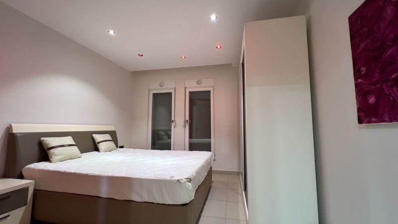 Exkluzívne na predaj Mezonetový apartmán Turecko- Side A205ZL - Spálňa s manželskou posteľou, bielymi stenami a skrinkou, Zvláštne nehnuteľnosti.