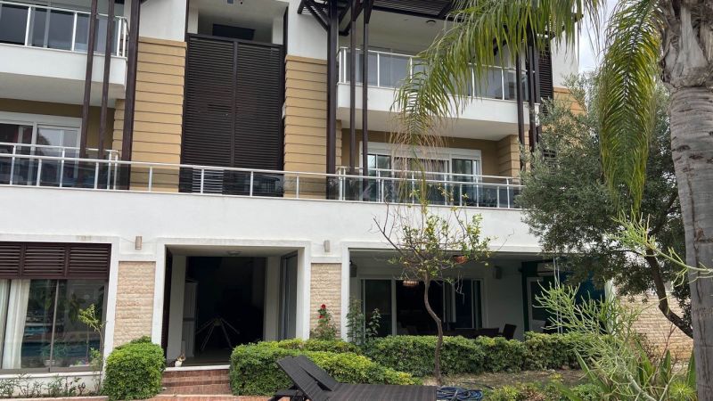 Exkluzívne na predaj Mezonetový apartmán Turecko- Side A205ZL - Budova so sklenenými balkónmi a zeleňou v Side, Turecko - Zvláštne nehnuteľnosti.