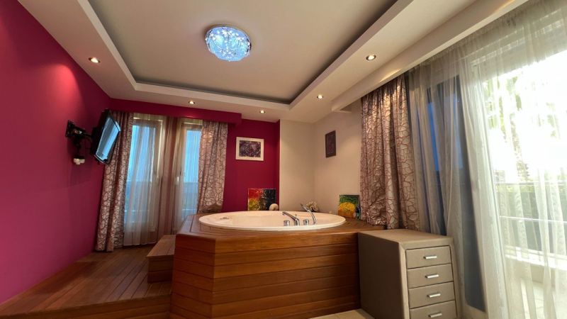 Exkluzívne na predaj Mezonetový apartmán Turecko- Side A205ZL - V interiéri Zvláštnej nehnuteľnosti je vaňa obklopená stenami v odtieňoch ružovej.