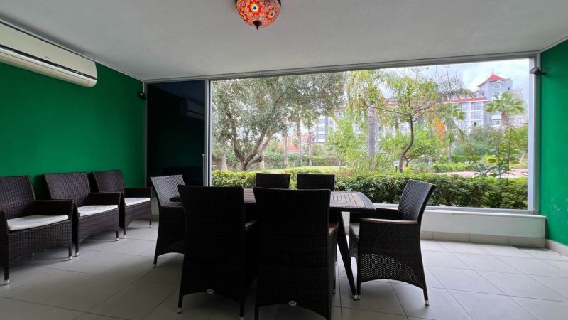 Exkluzívne na predaj Mezonetový apartmán Turecko- Side A205ZL - Zvláštne nehnuteľnosti s terasou, ratanovým nábytkom a výhľadom na záhradu.