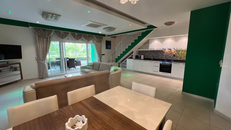 Exkluzívne na predaj Mezonetový apartmán Turecko- Side A205ZL - Priestranný obývací priestor s kuchyňou a jedálňou, Zvláštne nehnuteľnosti, pohodlné posedenie.