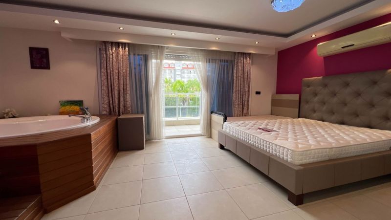 Exkluzívne na predaj Mezonetový apartmán Turecko- Side A205ZL - Spálňa so vstavanou vírivkou, posteľou a balkónom, Zvláštne nehnuteľnosti.