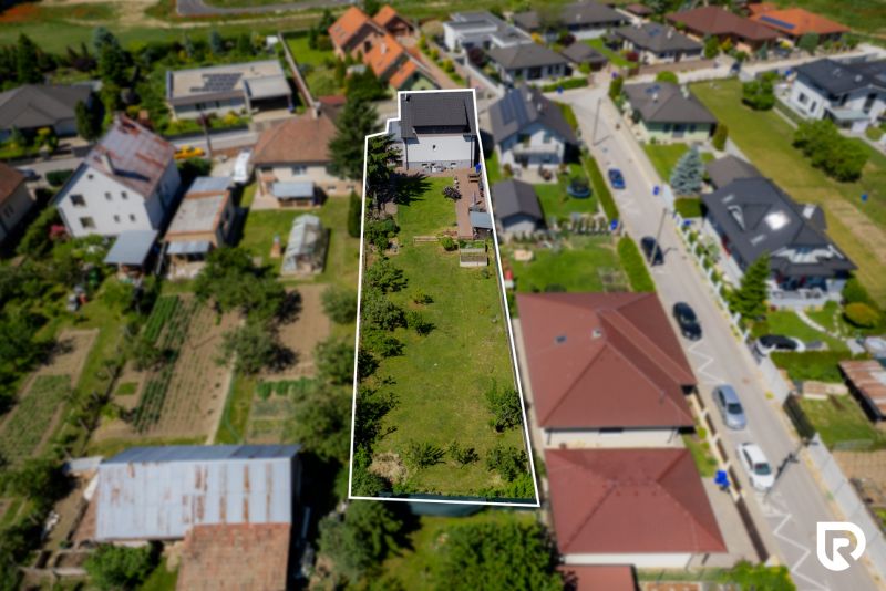 Predaj RD s pozemkom 1008 m2, Trenčín - Istebník - Letecký pohľad na rozľahlý pozemok rodinného domu na Jahodovej ulici v Trenčíne.