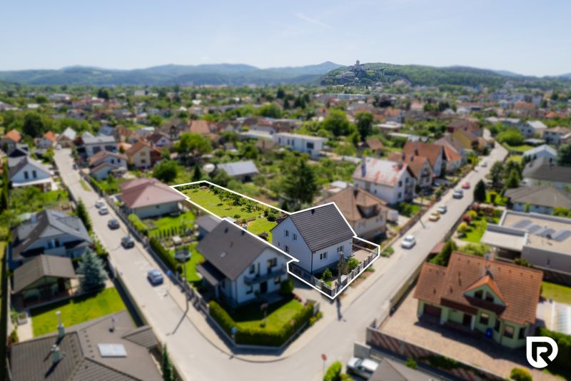 Predaj RD s pozemkom 1008 m2, Trenčín - Istebník - Rodinný dom na Jahodovej ulici v Trenčíne, obkolesený zeleňou a blízkymi domami.