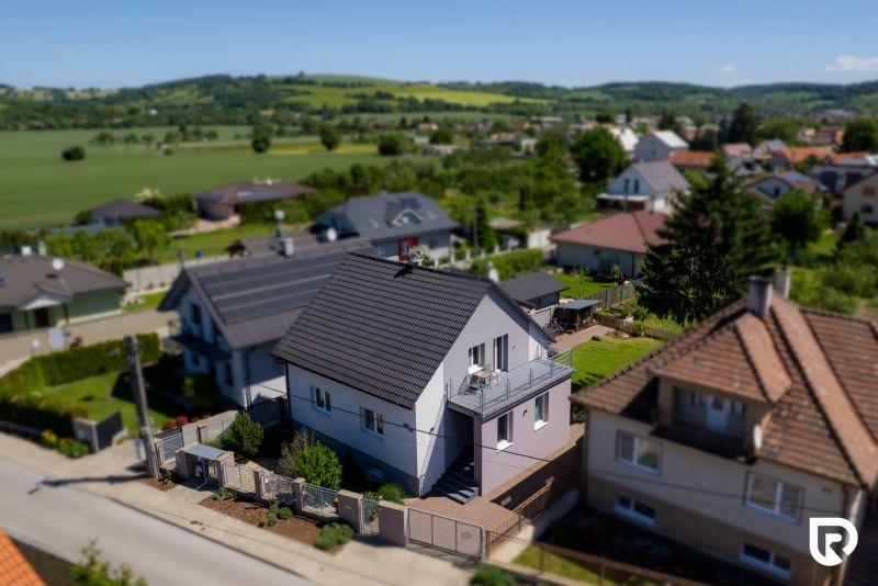 Predaj RD s pozemkom 1008 m2, Trenčín - Istebník - Rodinný dom na Jahodovej ulici v Trenčíne s terasou a upravenou záhradou.