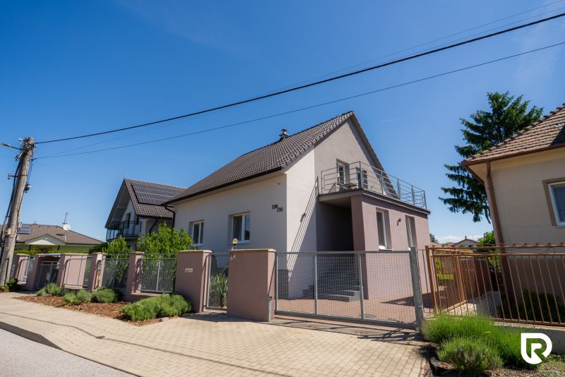 Predaj RD s pozemkom 1008 m2, Trenčín - Istebník - Rodinný dom na Jahodovej ulici v Trenčíne s prístupom cez bránku a oplotením.