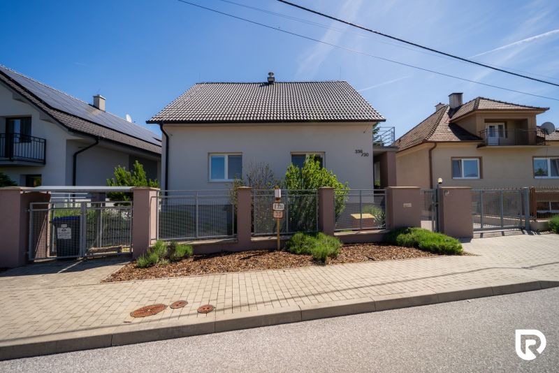 Predaj RD s pozemkom 1008 m2, Trenčín - Istebník - Rodinný dom na Jahodovej ulici v Trenčíne s upravenou predzáhradkou a bránou.