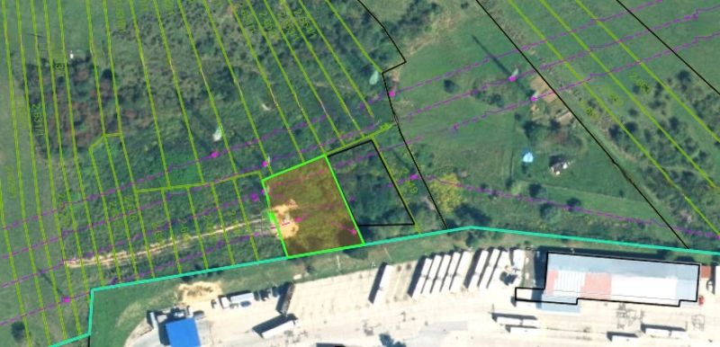 Na predaj pozemok 1106m2 - Banská Bystrica, Senica P314ZL - Letecký pohľad na rekreačné pozemky v okrese Banská Bystrica, s parcelným rozdelením.