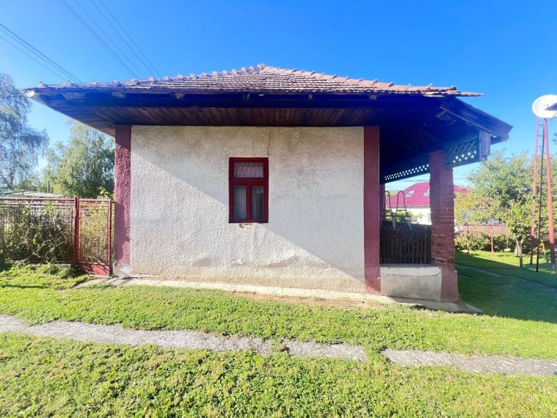 Na predaj 2 domy, ovocný raj a pokojné bývanie - Žirany D339ZL - Rodinný dom v Žiranoch, okres Nitra, Nitriansky kraj, Slovensko, obklopený zeleným trávnikom.