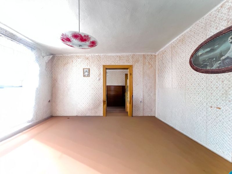 Na predaj 2 domy, ovocný raj a pokojné bývanie - Žirany D339ZL - Miestnosť v rodinnom dome s dekorovaným lusterom a kvetinovým vzorom na stene.