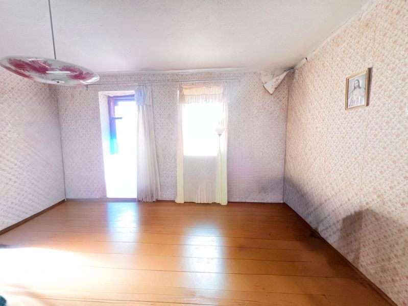 Na predaj 2 domy, ovocný raj a pokojné bývanie - Žirany D339ZL - Izba v rodinnom dome s podlahou s dreveným dekorom, kvetinovým lustrom a obrazom na stene.